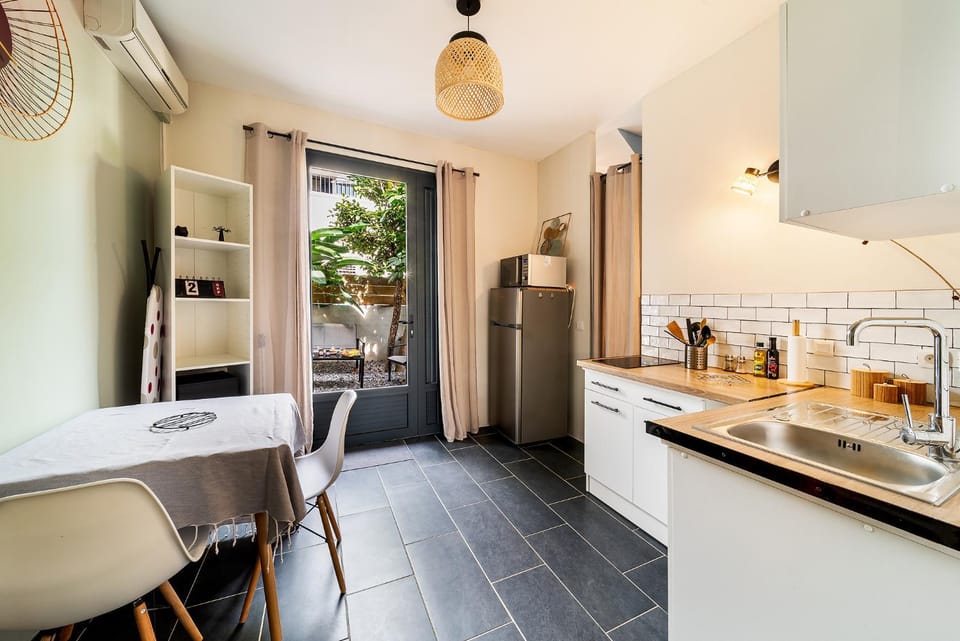 Kitchen or kitchenette, Dining area, stove