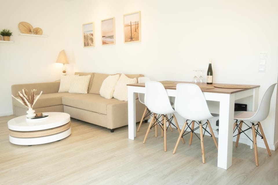 Living room, Seating area, Dining area