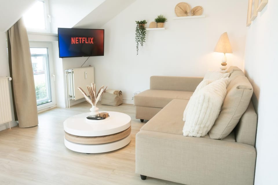 TV and multimedia, Living room, Seating area, Pets