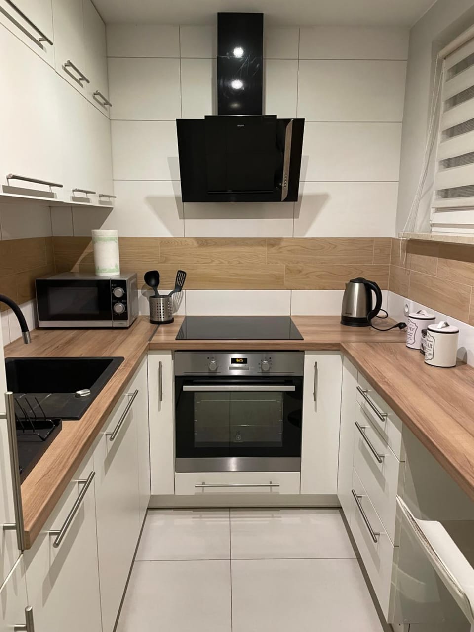 Coffee/tea facilities, Kitchen or kitchenette, stove