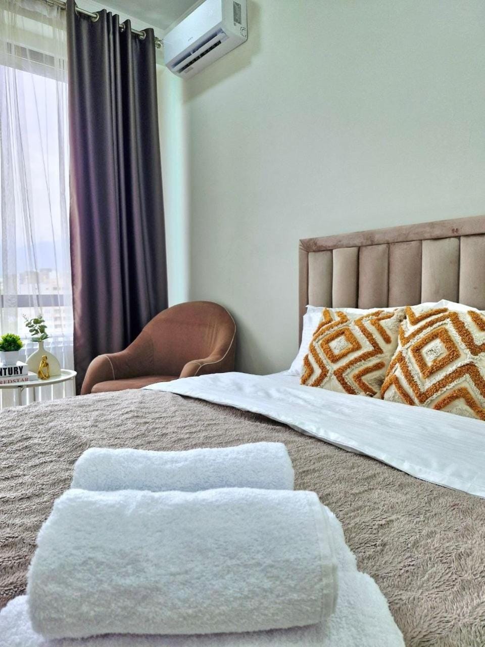Bed, Living room, Photo of the whole room, Seating area, Bedroom, towels, air conditioner
