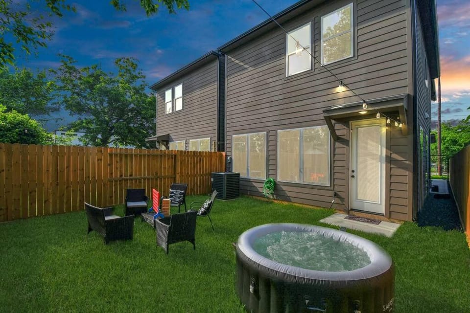 Stylish & Cozy - HOT TUB 4 Beds Near Downtown House in Houston