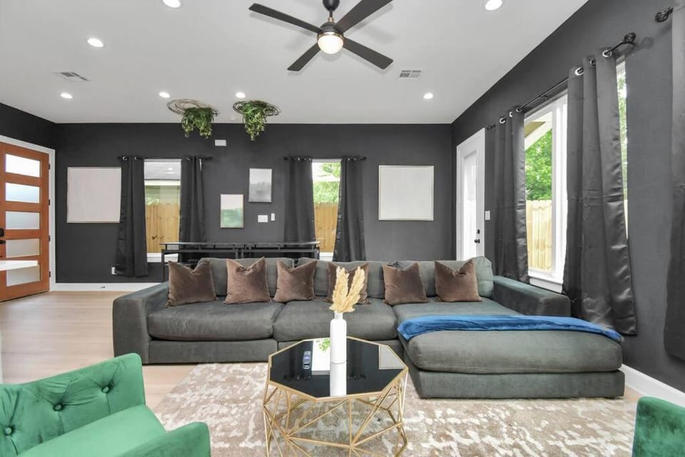 Stylish & Cozy - HOT TUB 4 Beds Near Downtown House in Houston
