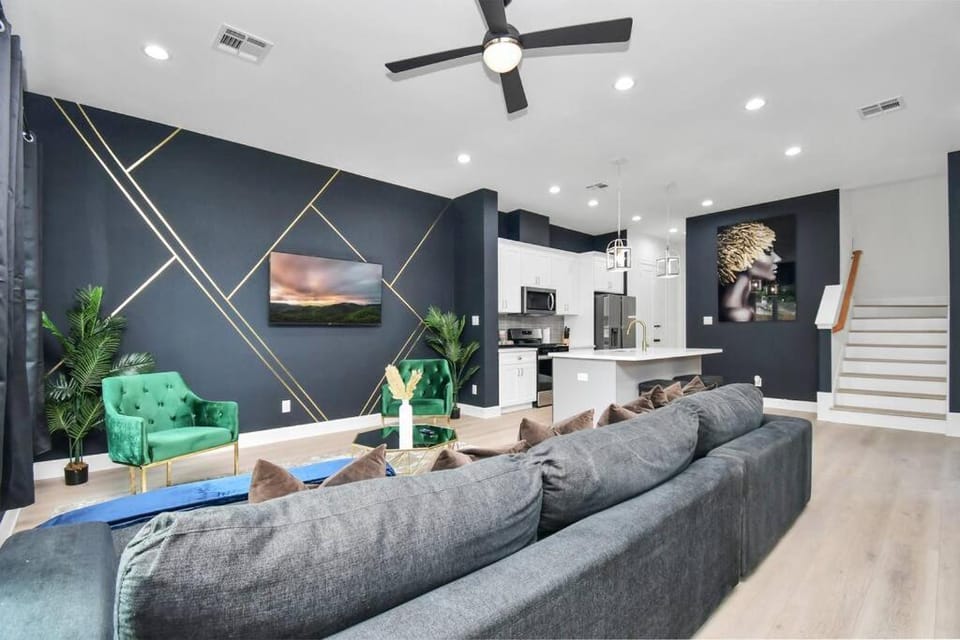 Stylish & Cozy - HOT TUB 4 Beds Near Downtown House in Houston