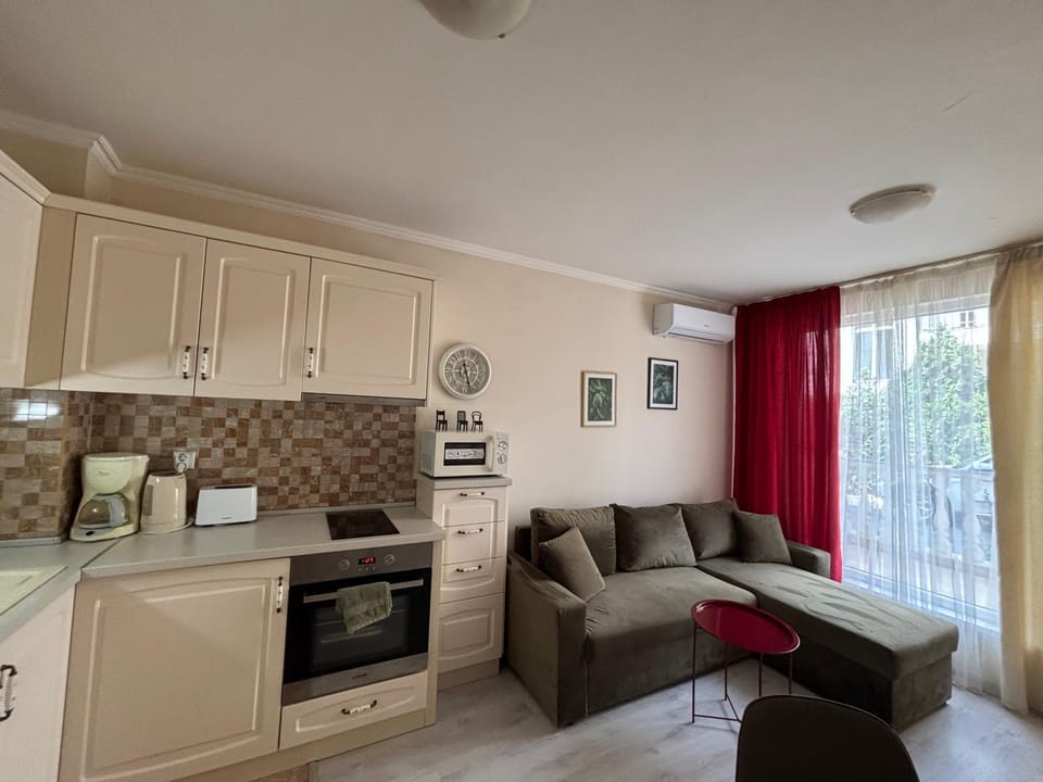 Kitchen or kitchenette, Living room, Seating area, Dining area, Swimming pool, pet friendly, stove