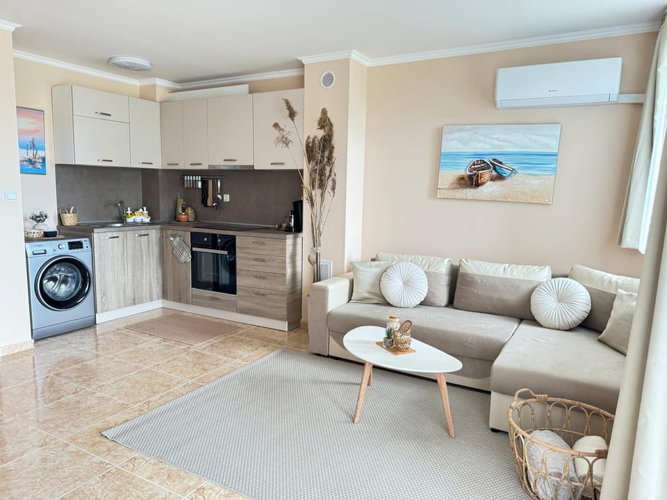 Kitchen or kitchenette, Living room, Seating area, Dining area
