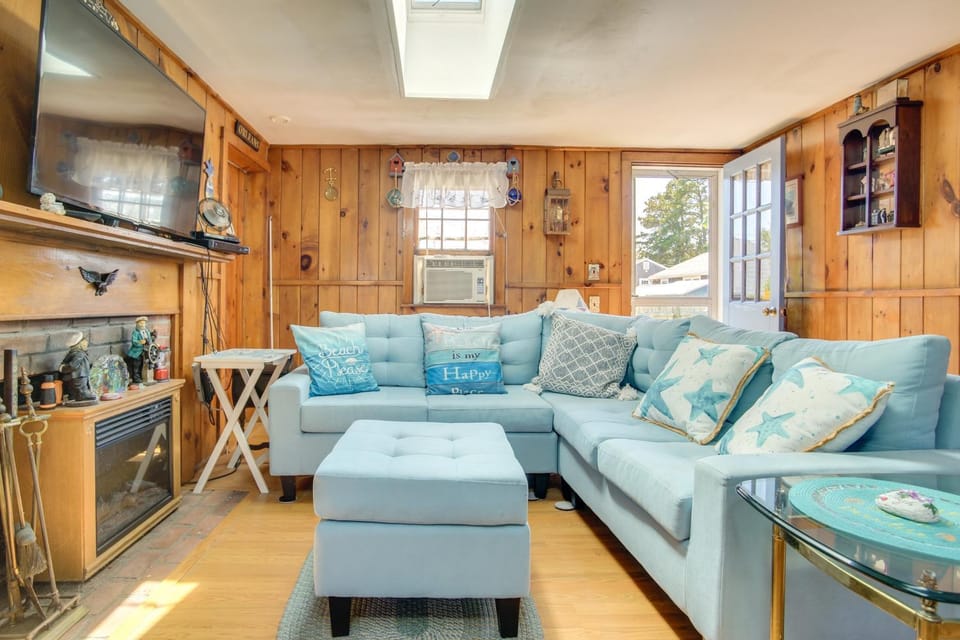 Family-Friendly Home! Walk to Sea Street Beach House in Dennis Port
