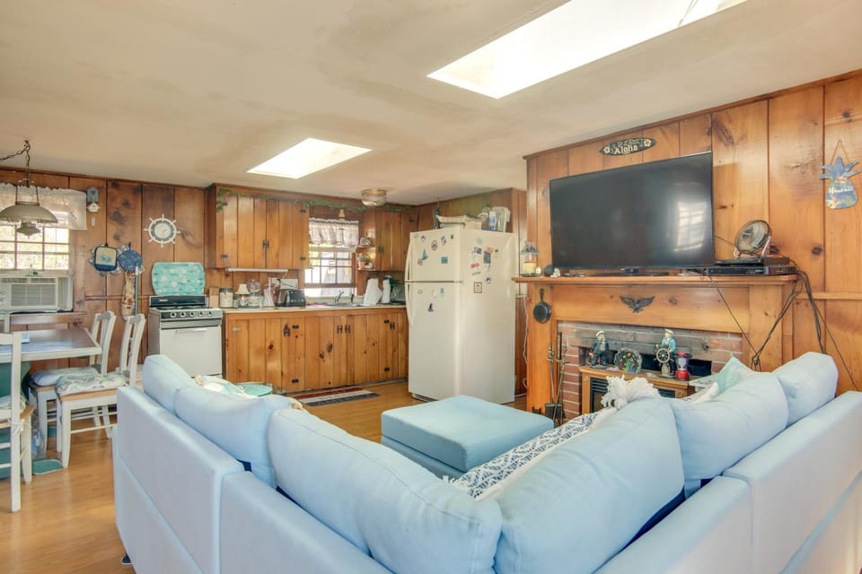 Family-Friendly Home! Walk to Sea Street Beach House in Dennis Port