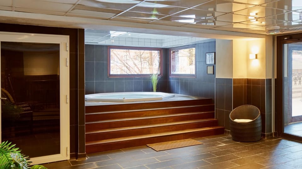 Hot Tub, Steam room