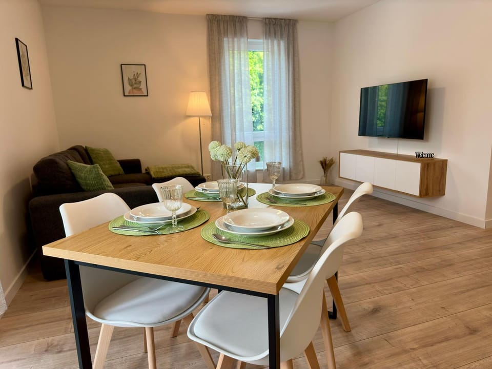 TV and multimedia, Living room, Seating area, Dining area