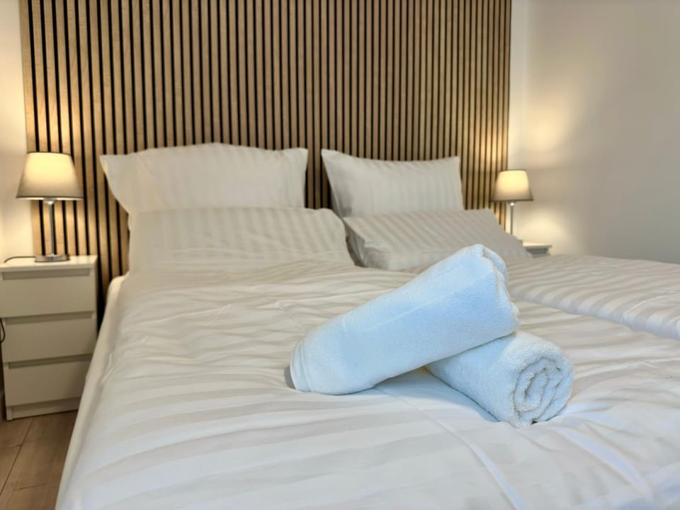 Bed, Photo of the whole room, Bedroom, towels