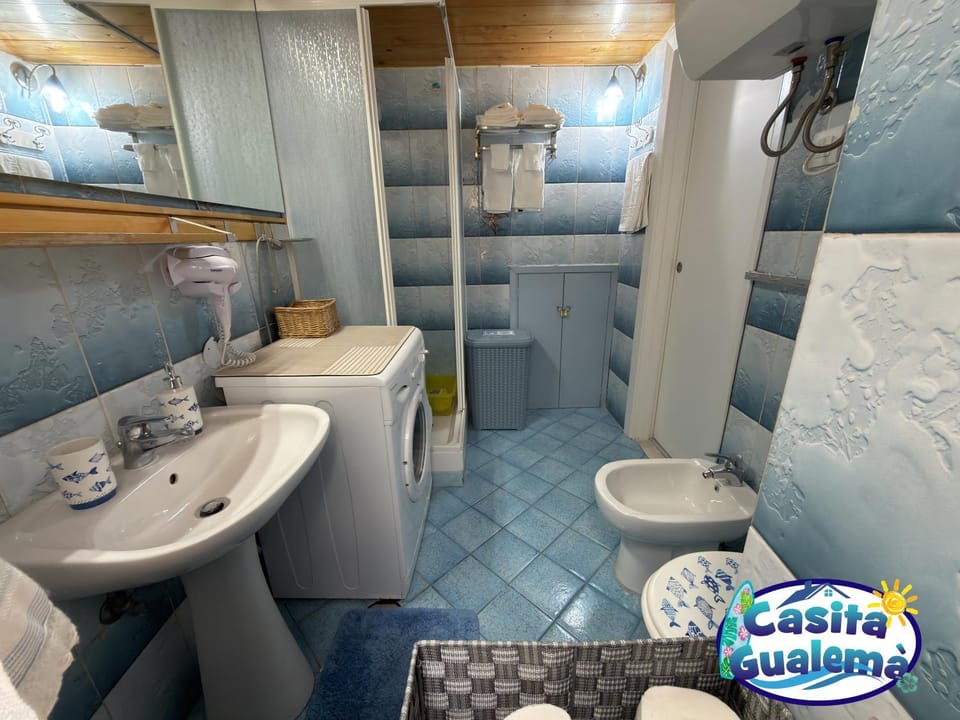Shower, Toilet, Bathroom, bidet, towels