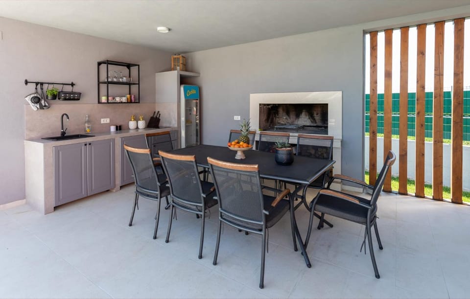 Kitchen or kitchenette, Seating area