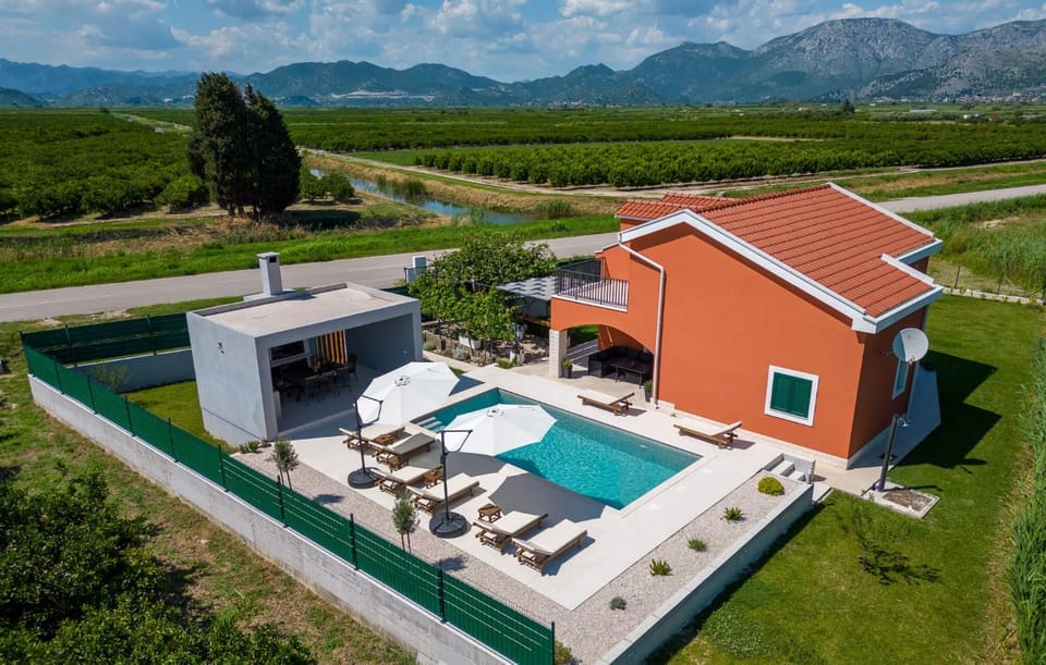 Property building, Natural landscape, Garden, Swimming pool, sunbed