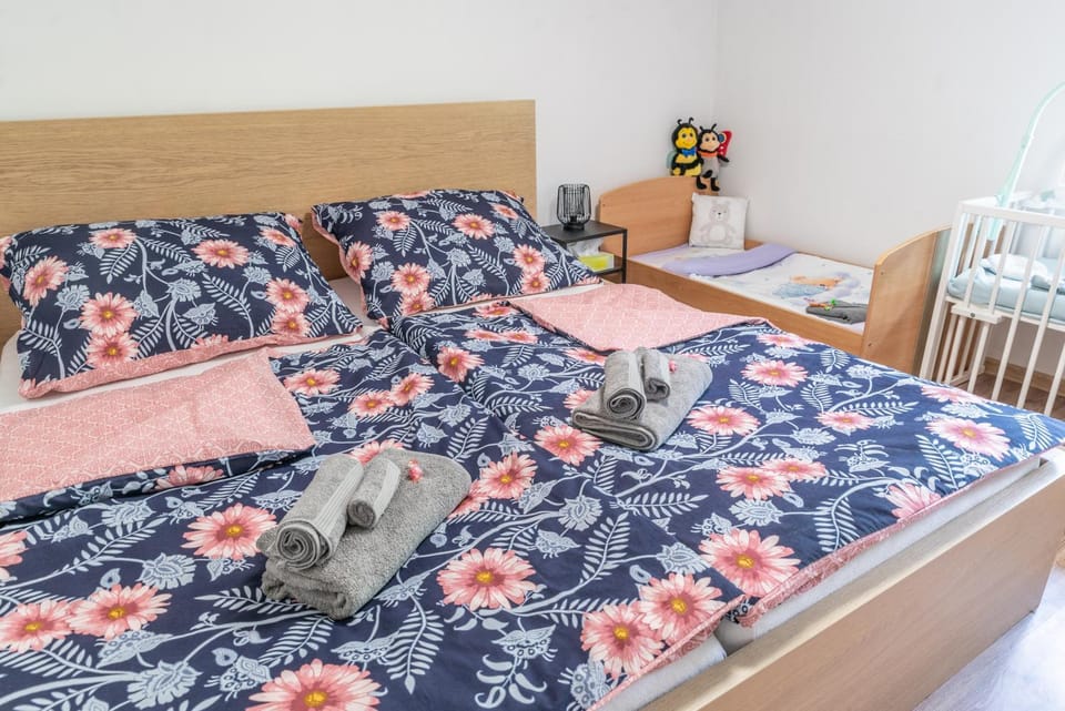 Bedroom, towels
