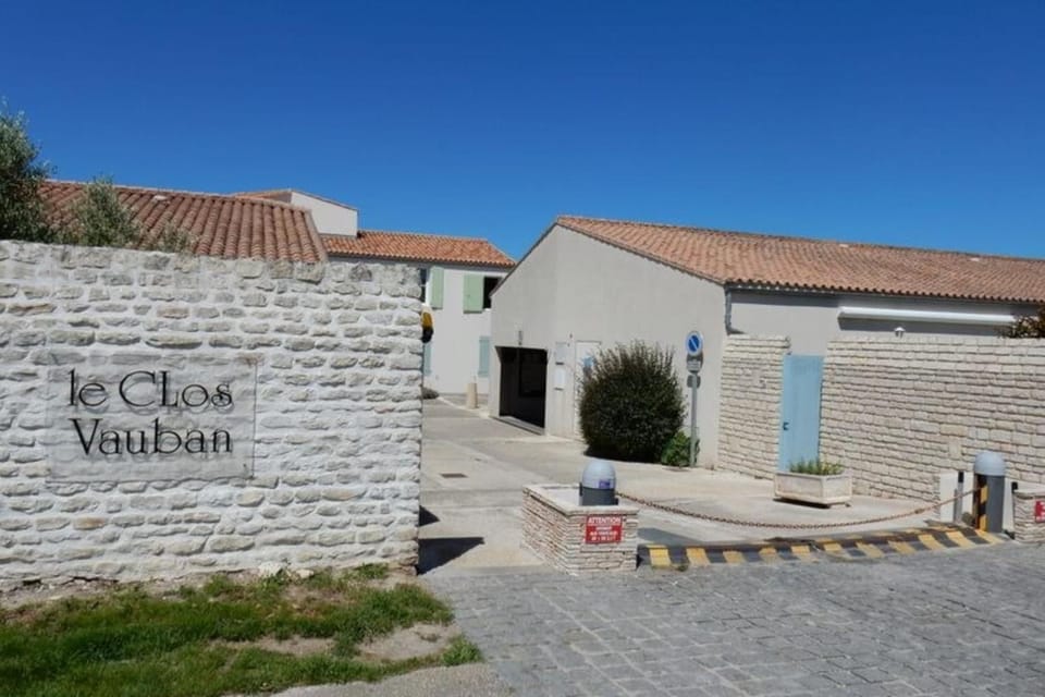 Appartment with courtyard and garden 300 m from the port and from the beach House in Saint-Martin-de-Ré