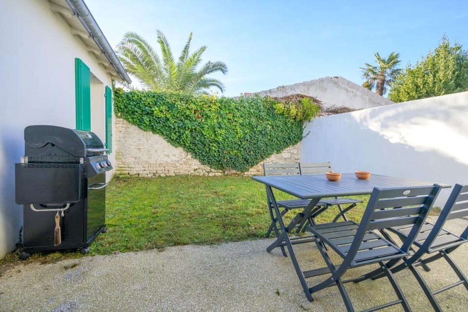 Appartment with courtyard and garden 300 m from the port and from the beach House in Saint-Martin-de-Ré