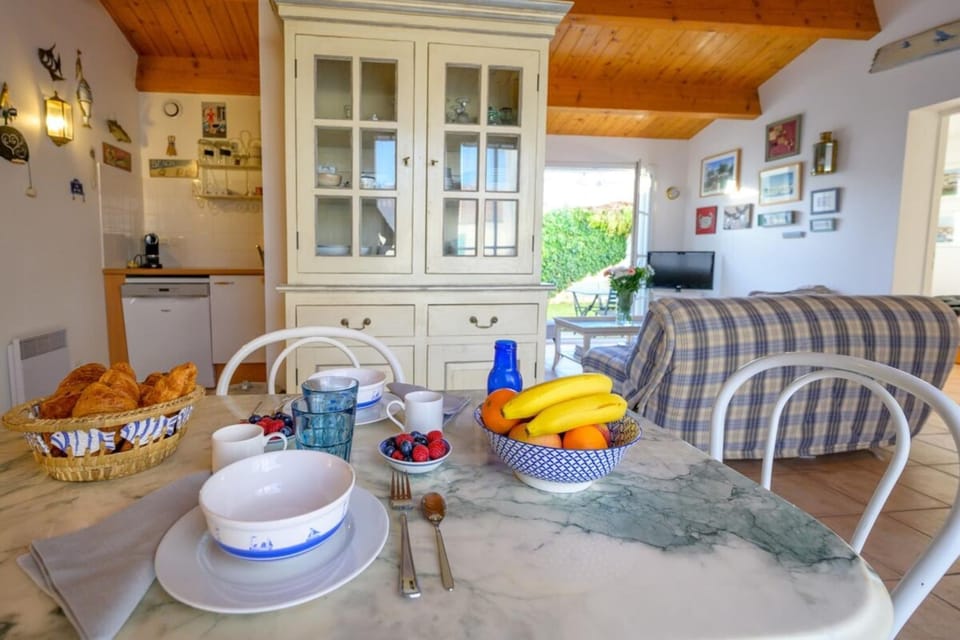 Appartment with courtyard and garden 300 m from the port and from the beach House in Saint-Martin-de-Ré