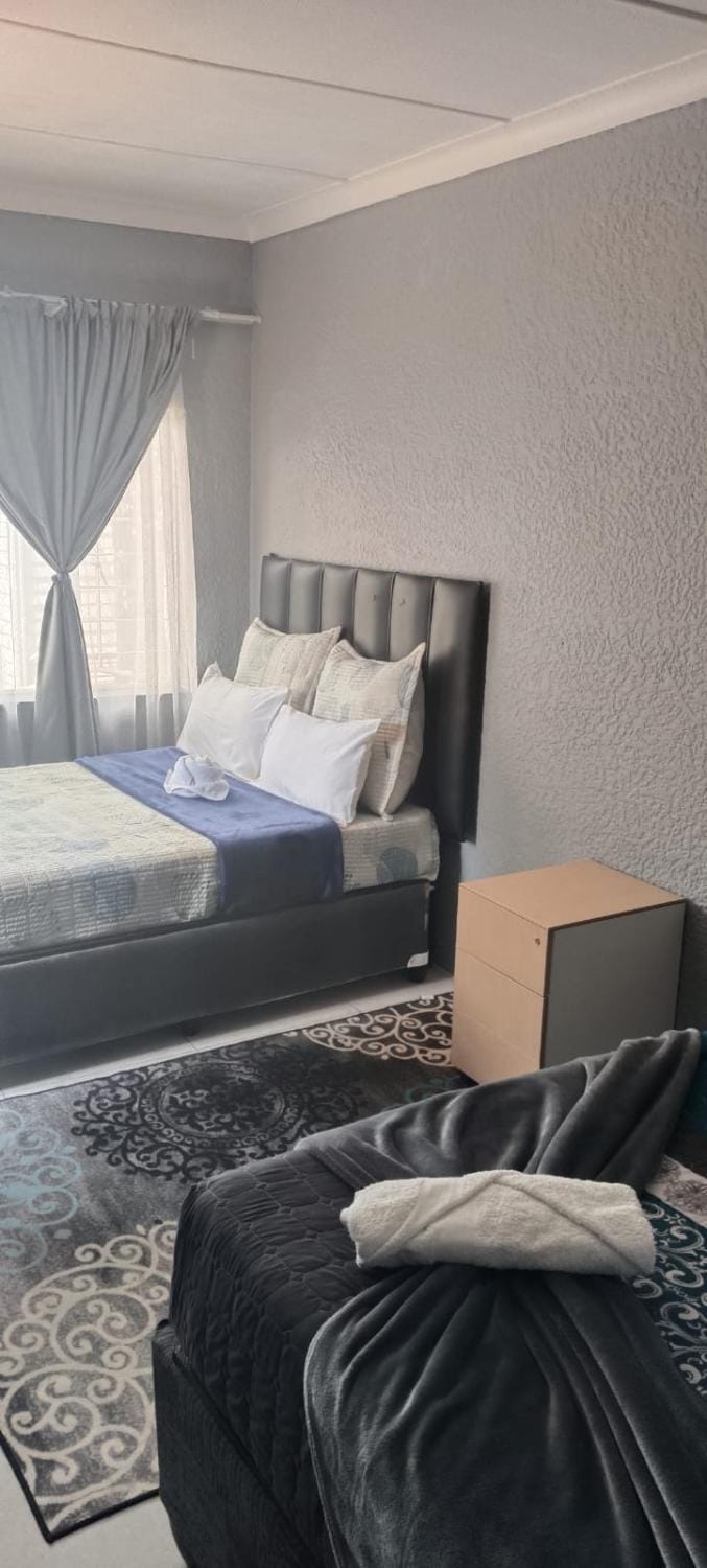 Bed, Living room, Photo of the whole room, Seating area, Bedroom