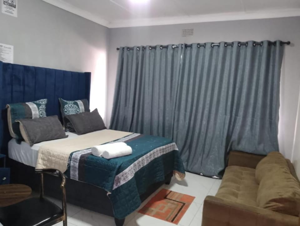 Bed, Living room, Photo of the whole room, Seating area, Bedroom