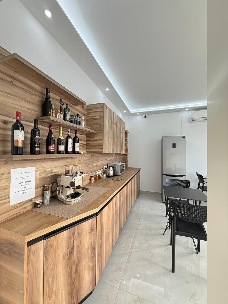 Coffee/tea facilities, Kitchen or kitchenette, Dining area, minibar
