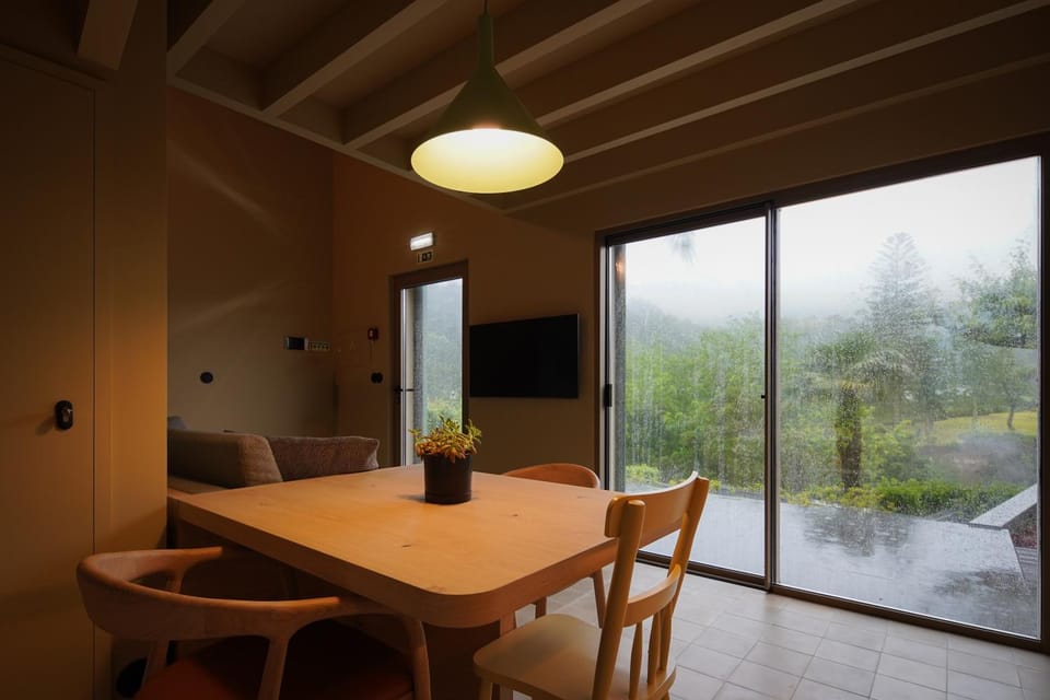 Communal lounge/ TV room, Natural landscape, TV and multimedia, Living room, Seating area, Dining area, Garden view, Landmark view, Mountain view, Inner courtyard view, Parking