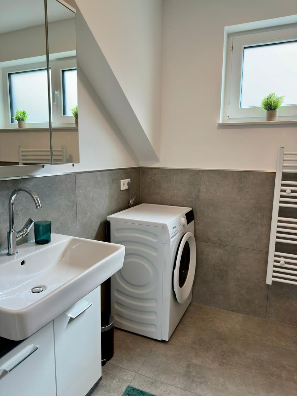 Toilet, Bathroom, towels, washing machine, dryer