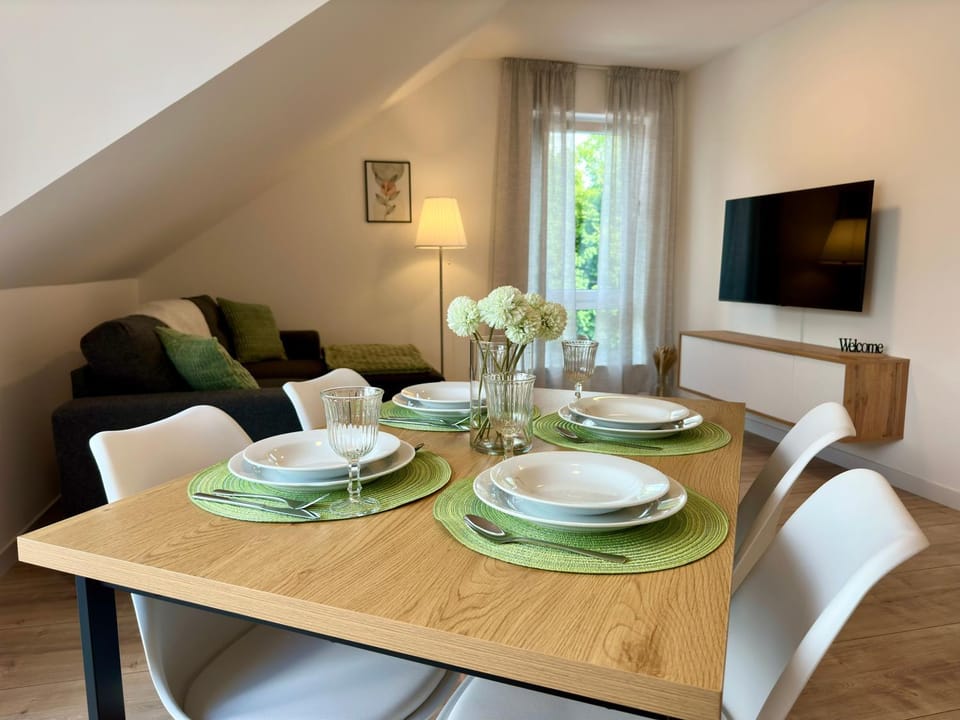 Communal lounge/ TV room, TV and multimedia, Living room, Seating area, Dining area, Evening entertainment