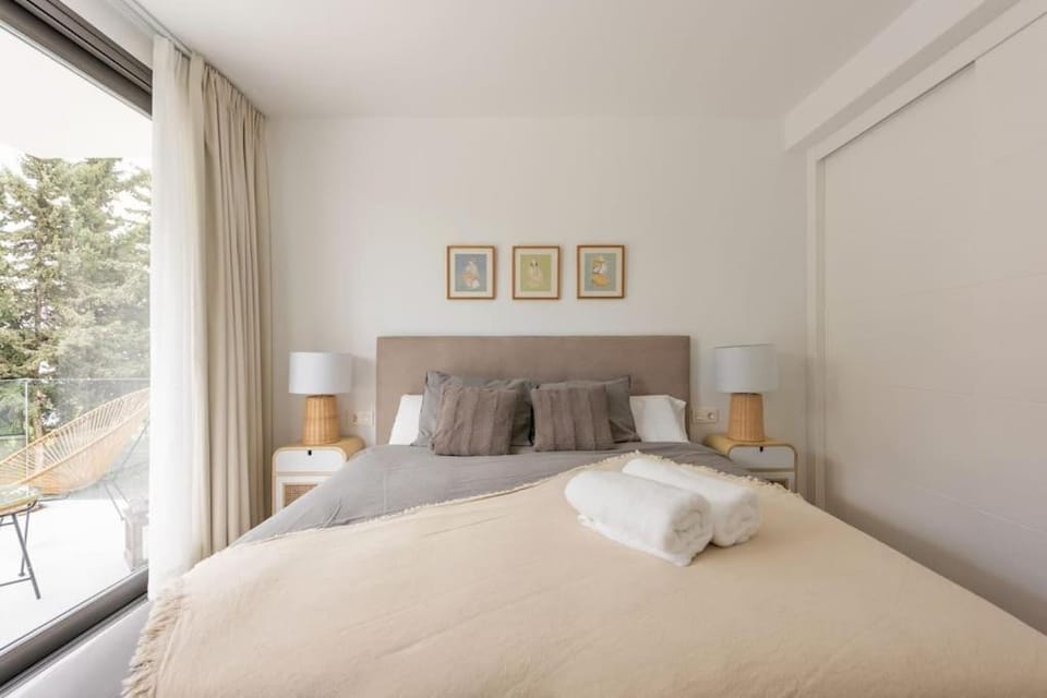 Bed, Bedroom, towels