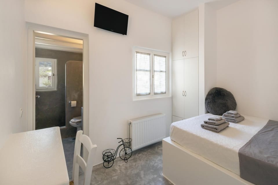 Bed, TV and multimedia, Photo of the whole room, Bedroom, towels