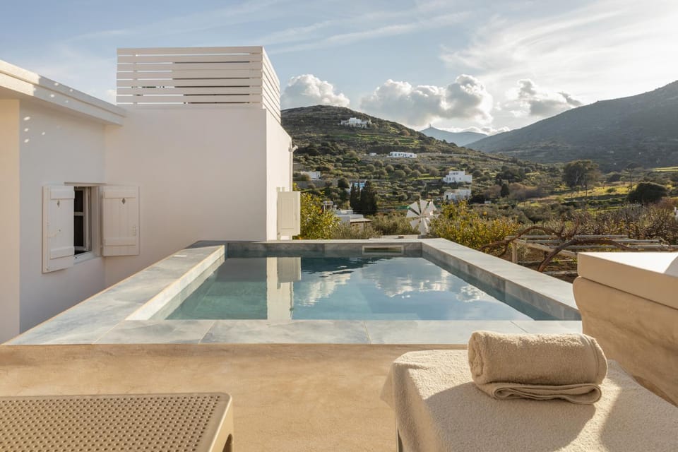 Patio, Day, Natural landscape, Mountain view, Pool view, Swimming pool, Swimming pool, sunbed