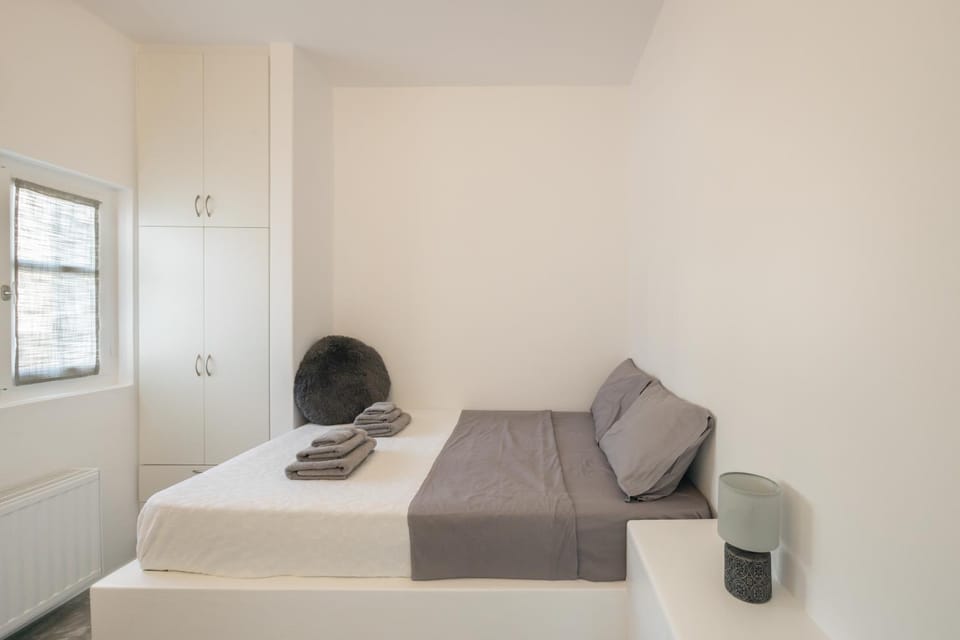 Bed, Living room, Photo of the whole room, Bedroom, towels