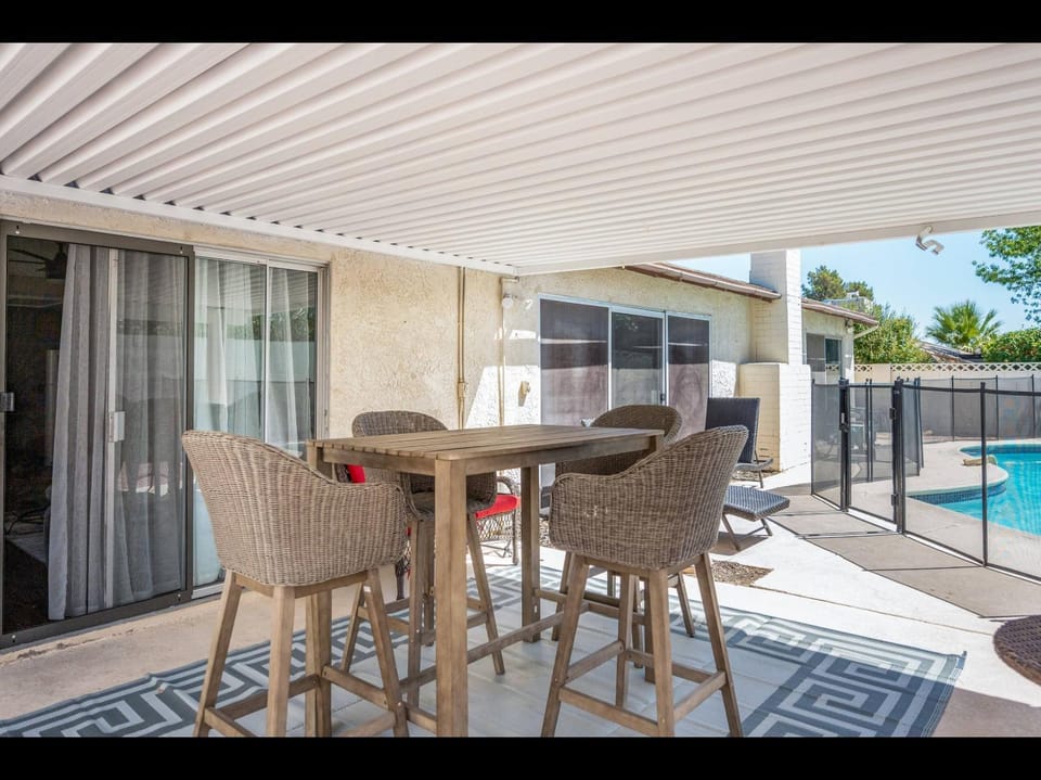 4 bed 2 bath Reno with Private Pool House in Paradise