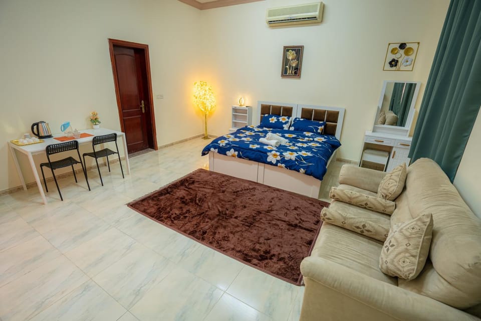 Bed, TV and multimedia, Living room, Photo of the whole room, Seating area, Dining area, Bedroom, air conditioner