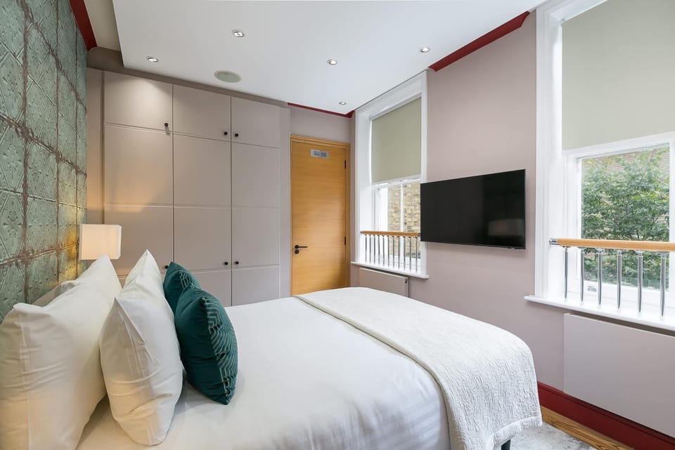 Design 1-Bed Close to Covent Garden - Sleeps 4 Apartment in City of Westminster