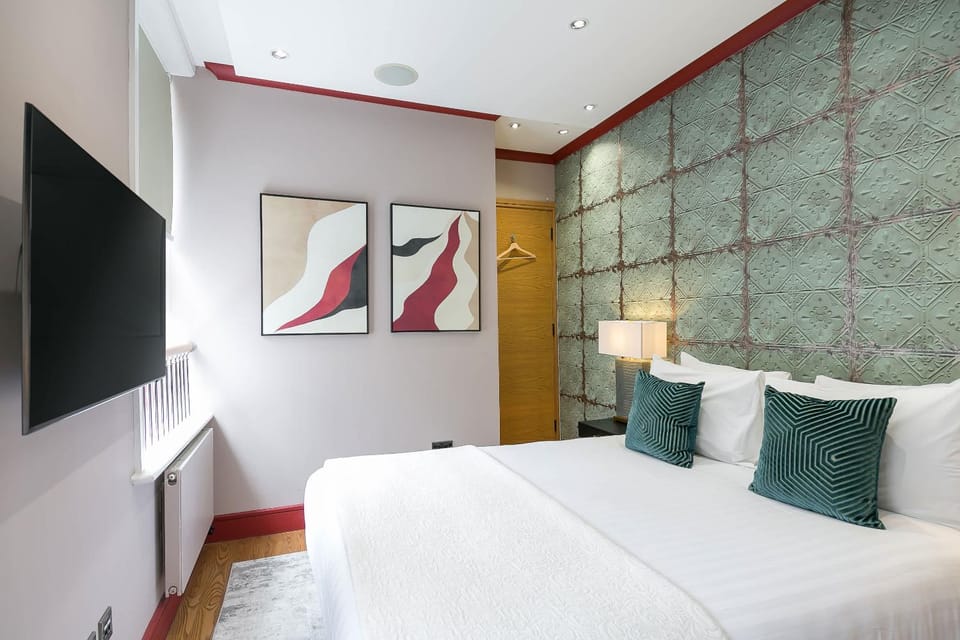 Design 1-Bed Close to Covent Garden - Sleeps 4 Apartment in City of Westminster