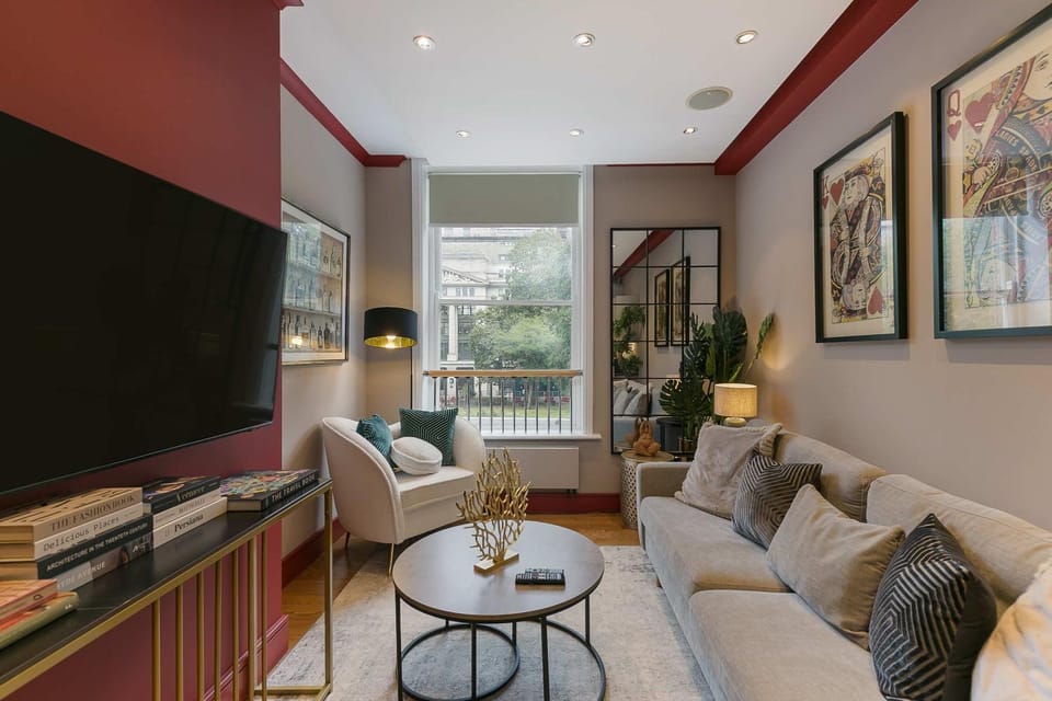 Design 1-Bed Close to Covent Garden - Sleeps 4 Apartment in City of Westminster