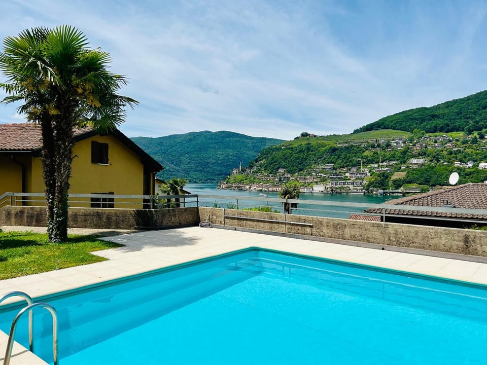 Lake view, Swimming pool