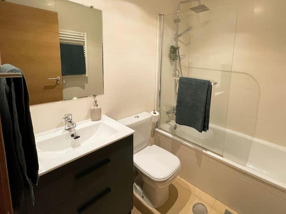 Shower, Toilet, towels
