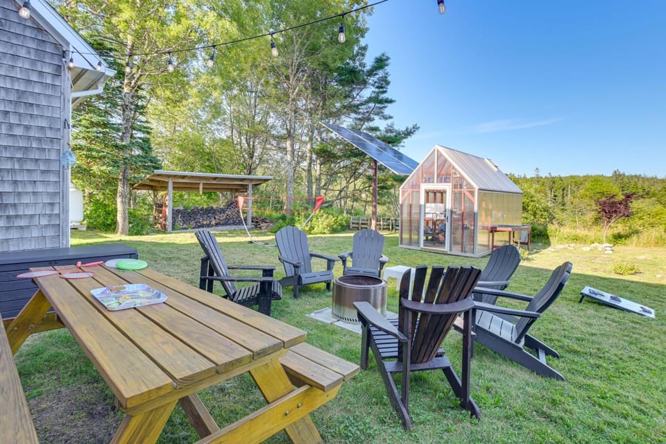 Prime Coastal Location! Large Family Villa House in Winter Harbor