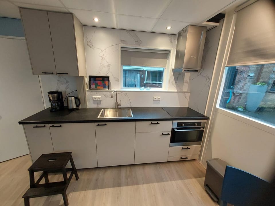Coffee/tea facilities, Kitchen or kitchenette, oven, stove, toaster
