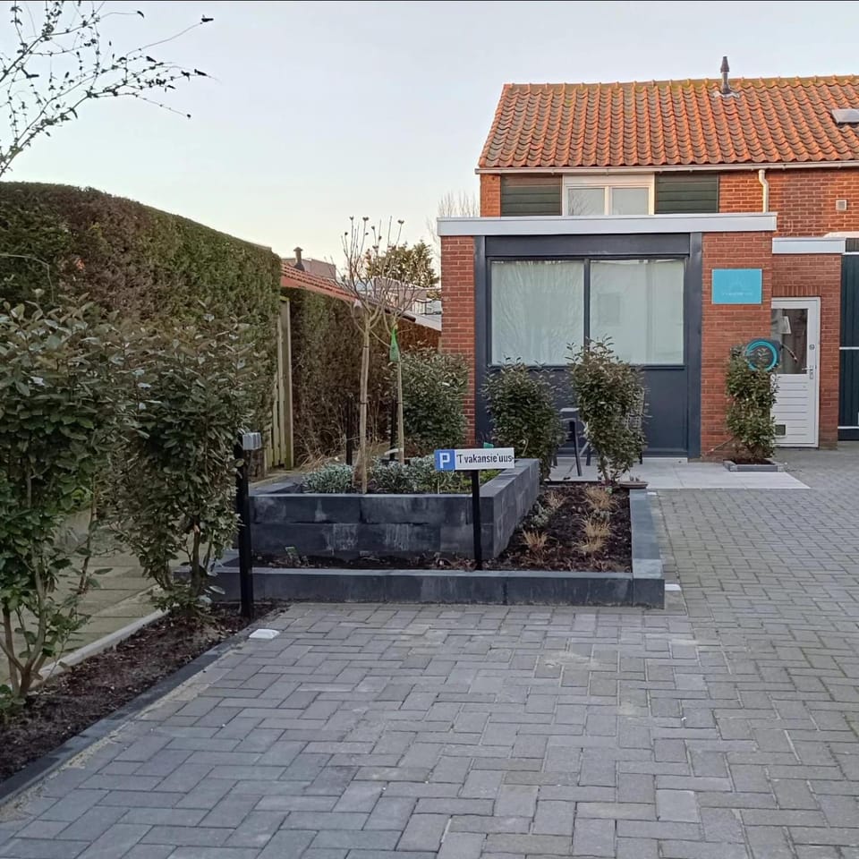 Property building, Balcony/Terrace, Parking