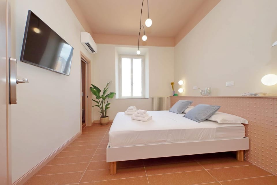 Bed, TV and multimedia, Photo of the whole room, Bedroom, towels, air conditioner