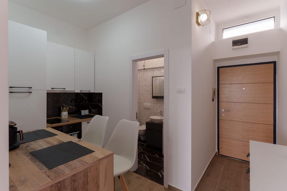 Kitchen or kitchenette, Dining area
