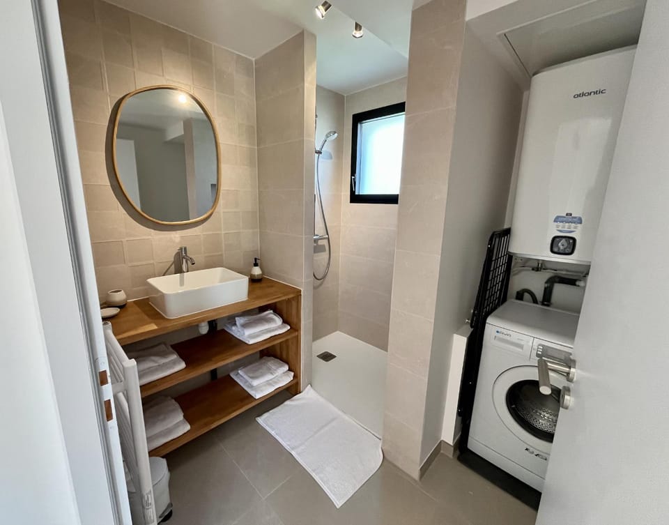 Shower, Bathroom, towels, washing machine