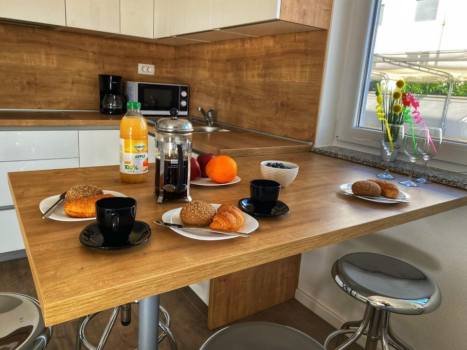 Kitchen or kitchenette, Dining area, Food