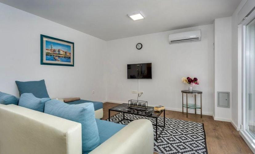 TV and multimedia, Living room, Seating area, air conditioner