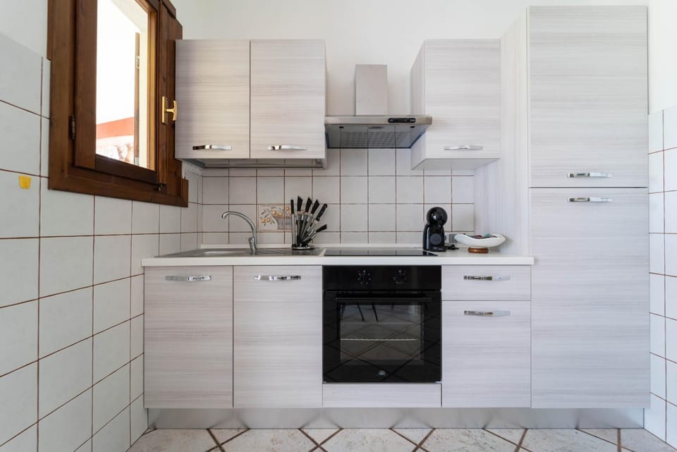 Coffee/tea facilities, Inner courtyard view, oven, stove, kitchen