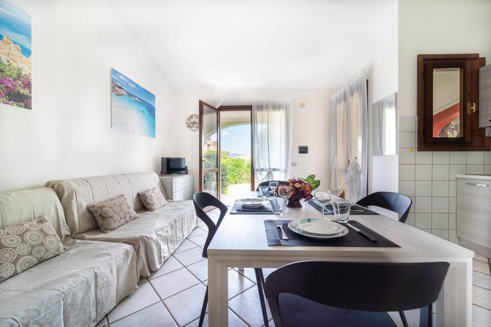 Communal lounge/ TV room, TV and multimedia, Living room, Seating area, Dining area