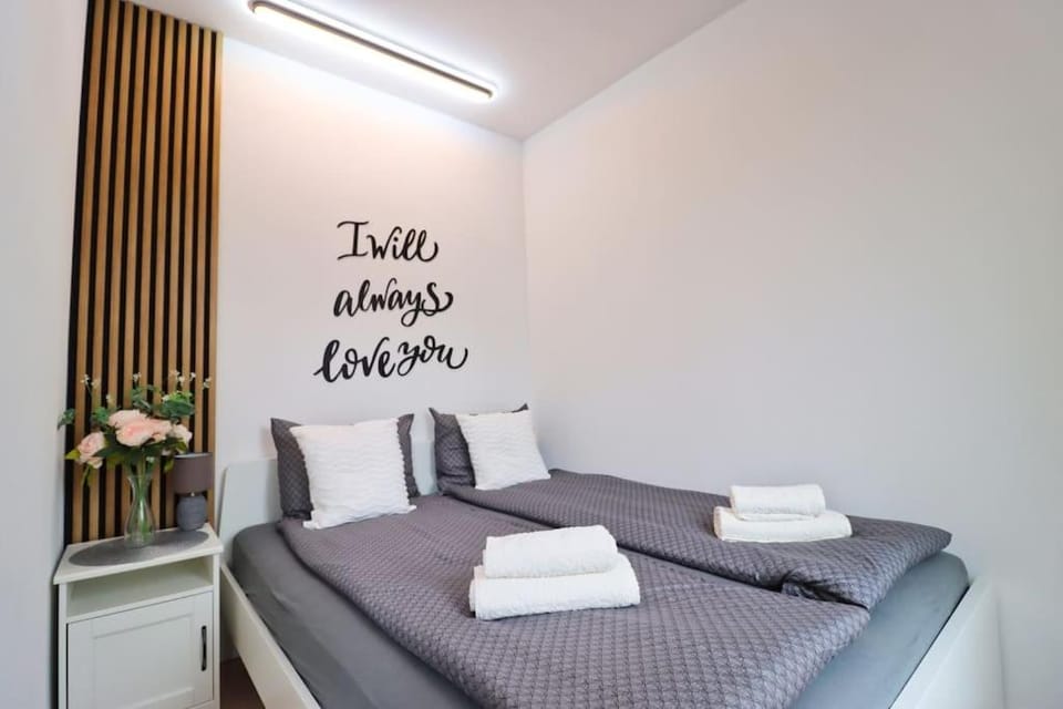 Bed, Bedroom, towels